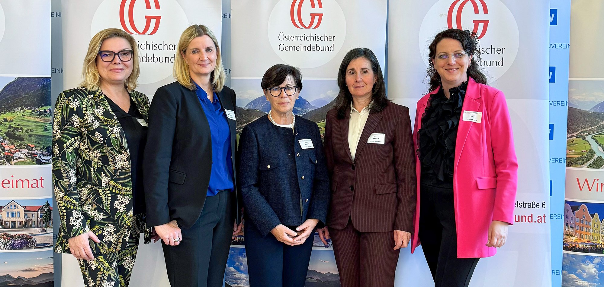 V.l.n.r.: Dr. Kathrin Stainer-Hämmerle (Politologin FH Kärnten), Daniela Kampfl (Vizepräsidentin Österreichischer Gemeindebund), Imelda Stadler (Alt-Kantonsratspräsidentin, Alt-Gemeindepräsidentin von Lütisburg, Schweiz), Cristina Pallanch (Vizepräsidentin Südtiroler Gemeindenverband), Kathrin Alte (Bürgermeisterin von Anzing und Co-Sprecherin im Arbeitskreis Frauen des Deutschen Städte- und Gemeindebundes)