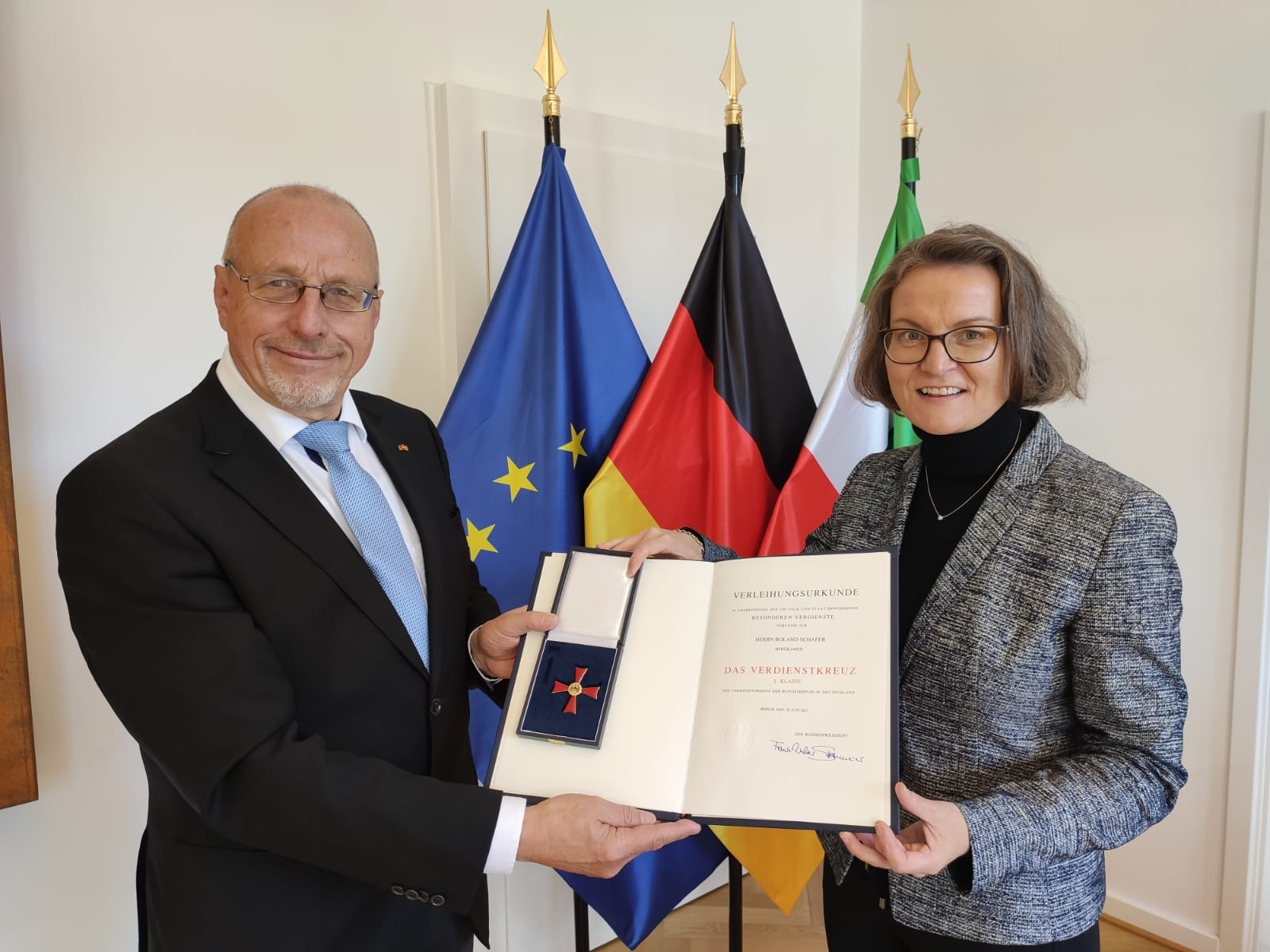 Ministerin Scharrenbach: Verdienstkreuz 1. Klasse für Roland Schäfer, Ehrenpräsident des Städte- und Gemeindebundes Nordrhein-Westfalen