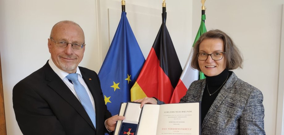 Ministerin Scharrenbach: Verdienstkreuz 1. Klasse für Roland Schäfer, Ehrenpräsident des Städte- und Gemeindebundes Nordrhein-Westfalen