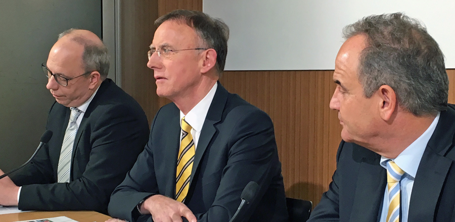 Foto (v. l. n. r.): Alexander Handschuh, stellvertretender Pressesprecher des DStGB, Dr. Gerd Landsberg, DStGB-Hauptgeschäftsführer und Harald Jucknat, Geschäftsbereichsleiter Vertrieb bei der Deutschen Post. © DStGB Foto (v. l. n. r.): Alexander Handschuh, stellvertretender Pressesprecher des DStGB, Dr. Gerd Landsberg, DStGB-Hauptgeschäftsführer und Harald Jucknat, Geschäftsbereichsleiter Vertrieb bei der Deutschen Post. © DStGB