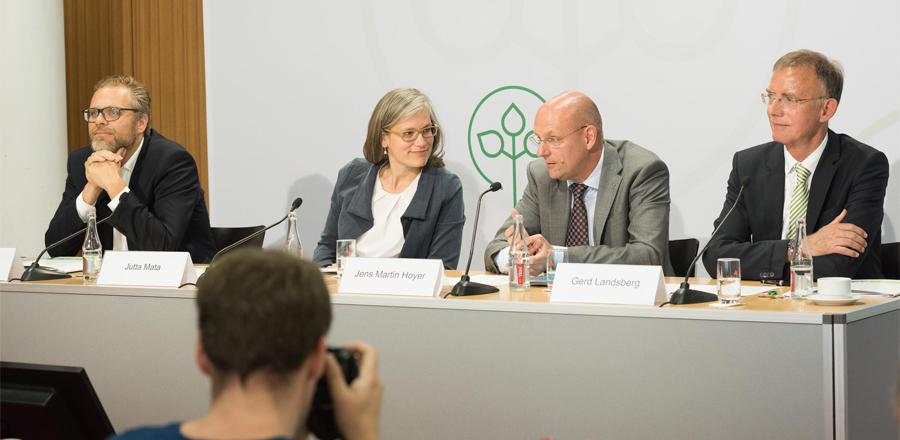 Foto v.l.n.r.: AOK-Pressesprecher Dr. Kai Behrens, Prof. Dr. Jutta Mata vom Lehrstuhl für Gesundheitspsychologie der Universität Mannheim, Jens Martin Hoyer, Stellvertretender Vorstandsvorsitzender beim AOK-Bundesverband und DStGB-Hauptgeschäftsführer Dr. Gerd Landsberg. © Stefan Melchior Foto v.l.n.r.: AOK-Pressesprecher Dr. Kai Behrens, Prof. Dr. Jutta Mata vom Lehrstuhl für Gesundheitspsychologie der Universität Mannheim, Jens Martin Hoyer, Stellvertretender Vorstandsvorsitzender beim AOK-Bundesverband und DStGB-Hauptgeschäftsführer Dr. Gerd Landsberg. © Stefan Melchior