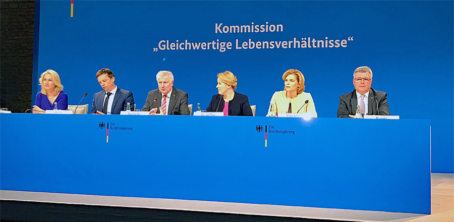 (Foto: Auftaktpressekonferenz der Kommission "Gleichwertige Lebensverhältnisse". V.l.n.r.: Ministerpräsidentin von Mecklenburg-Vorpommern, Manuela Schwesig, Vorsitzender der Ministerpräsidentenkonferenz und Ministerpräsident des Saarlandes, Tobias Hans, Bundesinnenminister Horst Seehofer, Bundesfamilienministerin Dr. Franziska Giffey, Bundesministerin für Ernährung und Landwirtschaft, Julia Klöckner und Oberbürgermeister Bernward Küper, Naumburg (Saale), Sprecher der Bundesvereinigung der kommunalen Spitzenverbände. © DStGB) (Foto: Auftaktpressekonferenz der Kommission "Gleichwertige Lebensverhältnisse". V.l.n.r.: Ministerpräsidentin von Mecklenburg-Vorpommern, Manuela Schwesig, Vorsitzender der Ministerpräsidentenkonferenz und Ministerpräsident des Saarlandes, Tobias Hans, Bundesinnenminister Horst Seehofer, Bundesfamilienministerin Dr. Franziska Giffey, Bundesministerin für Ernährung und Landwirtschaft, Julia Klöckner und Oberbürgermeister Bernward Küper, Naumburg (Saale), Sprecher der Bundesvereinigung der kommunalen Spitzenverbände. © DStGB)