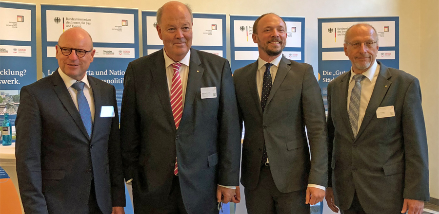 Foto v.l.n.r.: Markus Lewe, Oberbürgermeister der Stadt Münster, Hans-Joachim Grote, Minister für Inneres, ländliche Räume und Integration des Landes Schleswig-Holstein und Vorsitzender der Bauministerkonferenz, Marco Wanderwitz, Parlamentarischer Staatssekretär beim Bundesinnenministerium und Roland Schäfer, DStG-Vizepräsident und Bürgermeister der Stadt Bergkamen. Foto v.l.n.r.: Markus Lewe, Oberbürgermeister der Stadt Münster, Hans-Joachim Grote, Minister für Inneres, ländliche Räume und Integration des Landes Schleswig-Holstein und Vorsitzender der Bauministerkonferenz, Marco Wanderwitz, Parlamentarischer Staatssekretär beim Bundesinnenministerium und Roland Schäfer, DStG-Vizepräsident und Bürgermeister der Stadt Bergkamen.