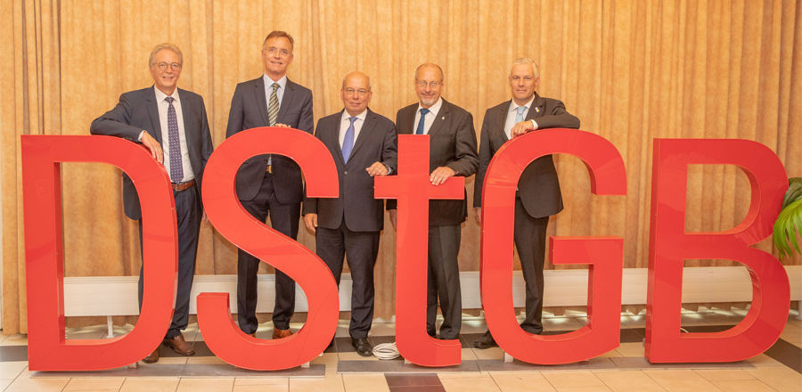 (Foto v.l.n.r: DStGB Vizepräsident Roger Kehle, DStGB-Hauptgeschäftsführer Dr. Gerd Landsberg, Bundesvorsitzender der Deutschen Polizei Gewerkschaft Rainer Wendt, Erster DStGB-Vizepräsident Roland Schäfer und Präsident des Niedersächsischen Städte- und Gemeindebundes Dr. Marco Trips. © DStGB) (Foto v.l.n.r: DStGB Vizepräsident Roger Kehle, DStGB-Hauptgeschäftsführer Dr. Gerd Landsberg, Bundesvorsitzender der Deutschen Polizei Gewerkschaft Rainer Wendt, Erster DStGB-Vizepräsident Roland Schäfer und Präsident des Niedersächsischen Städte- und Gemeindebundes Dr. Marco Trips. © DStGB)