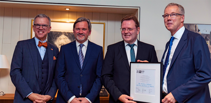 (Foto v.l.n.r: Schweizer Botschafter Dr. Paul R. Seger, Dominik Bartsch, Repräsentant des UNHCR in Deutschland, Bürgermeister Dr. Andreas Hollstein aus Altena und der Norwegische Botschafter Petter Oelberg.© UNHCR) (Foto v.l.n.r: Schweizer Botschafter Dr. Paul R. Seger, Dominik Bartsch, Repräsentant des UNHCR in Deutschland, Bürgermeister Dr. Andreas Hollstein aus Altena und der Norwegische Botschafter Petter Oelberg.© UNHCR)