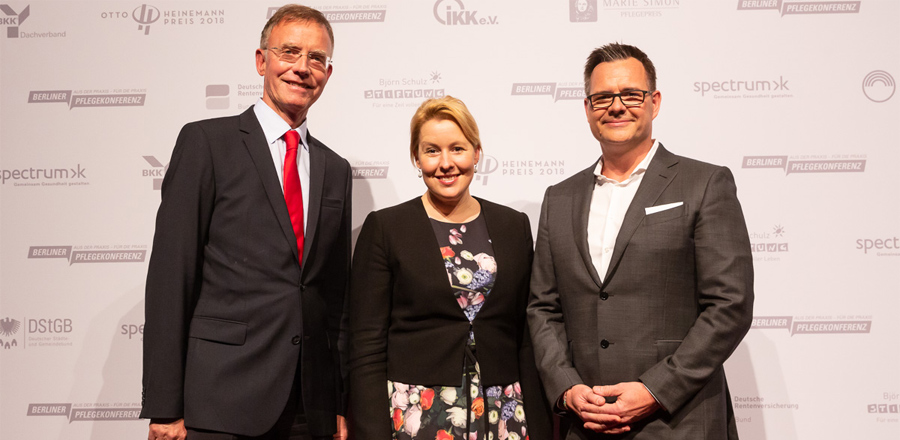 Foto: v.l.n.r.: Dr. Gerd Landsberg, DStGB-Hauptgeschäftsführer, Dr. Franziska Giffey, Bundesministerin für Familie, Senioren, Frauen und Jugend und Yves Rawiel, Geschäftsführer der spectrumK © André Wunstorf/Berliner Pflegekonferenz 2018 Foto: v.l.n.r.: Dr. Gerd Landsberg, DStGB-Hauptgeschäftsführer, Dr. Franziska Giffey, Bundesministerin für Familie, Senioren, Frauen und Jugend und Yves Rawiel, Geschäftsführer der spectrumK © André Wunstorf/Berliner Pflegekonferenz 2018