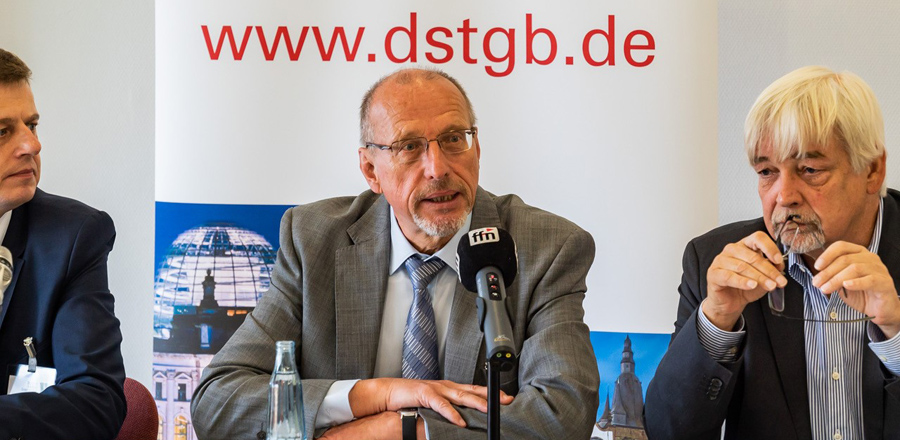 Foto v.l.n.r.: Timm Fuchs, DStGB-Beigeordneter für Vekehr, Roland Schäfer, Erster Vizepräsident des DStGB und Bürgermeister von Bergkamen, Rolf-Georg Köhler, Oberbürgermeister von Göttingen. © DStGB Foto v.l.n.r.: Timm Fuchs, DStGB-Beigeordneter für Vekehr, Roland Schäfer, Erster Vizepräsident des DStGB und Bürgermeister von Bergkamen, Rolf-Georg Köhler, Oberbürgermeister von Göttingen. © DStGB