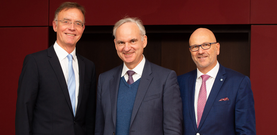 Foto v.l.n.r.: DStGB-Hauptgeschäftsführer Dr. Gerd Landsberg, E.ON Vorstandsvorsitzender Dr. Johannes Teyssen und DStGB-Präsident Dr. Uwe Brandl. © Bernhard Link Foto v.l.n.r.: DStGB-Hauptgeschäftsführer Dr. Gerd Landsberg, E.ON Vorstandsvorsitzender Dr. Johannes Teyssen und DStGB-Präsident Dr. Uwe Brandl. © Bernhard Link
