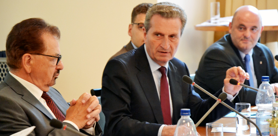 (Foto v. l. n. r.: Harry Brunnet, Bürgermeister aus Hardthausen und Vorsitzender des DStGB-Europaausschusses, EU-Haushaltskommissar Günther H. Oettinger und der stellvertretende DStGB-Hauptgeschäftsführer Uwe Zimmermann. © Till Mayer, DStGB) (Foto v. l. n. r.: Harry Brunnet, Bürgermeister aus Hardthausen und Vorsitzender des DStGB-Europaausschusses, EU-Haushaltskommissar Günther H. Oettinger und der stellvertretende DStGB-Hauptgeschäftsführer Uwe Zimmermann. © Till Mayer, DStGB)