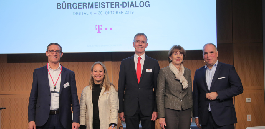 Foto v.l.n.r: Markus Keller, Leiter Zentrum Digitale Städte & Regionen, Deutsche Telekom, Julia Egenolf, Projektleitung GrowSmarter Stadt Köln, Dr. Gerd Landsberg, DStGB-Hauptgeschäftsführer, Henriette Reker, Oberbürgermeisterin Stadt Köln und Telekom Deutschland-Chef Dirk Wössner © Deutsche Telekom AG Foto v.l.n.r: Markus Keller, Leiter Zentrum Digitale Städte & Regionen, Deutsche Telekom, Julia Egenolf, Projektleitung GrowSmarter Stadt Köln, Dr. Gerd Landsberg, DStGB-Hauptgeschäftsführer, Henriette Reker, Oberbürgermeisterin Stadt Köln und Telekom Deutschland-Chef Dirk Wössner © Deutsche Telekom AG