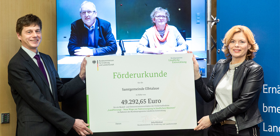 Foto: Bundesagrarministerin Julia Klöckner und DStGB-Beigeordneter Timm Fuchs. © Janine-Schmitz - photothek.de Foto: Bundesagrarministerin Julia Klöckner und DStGB-Beigeordneter Timm Fuchs. © Janine-Schmitz - photothek.de