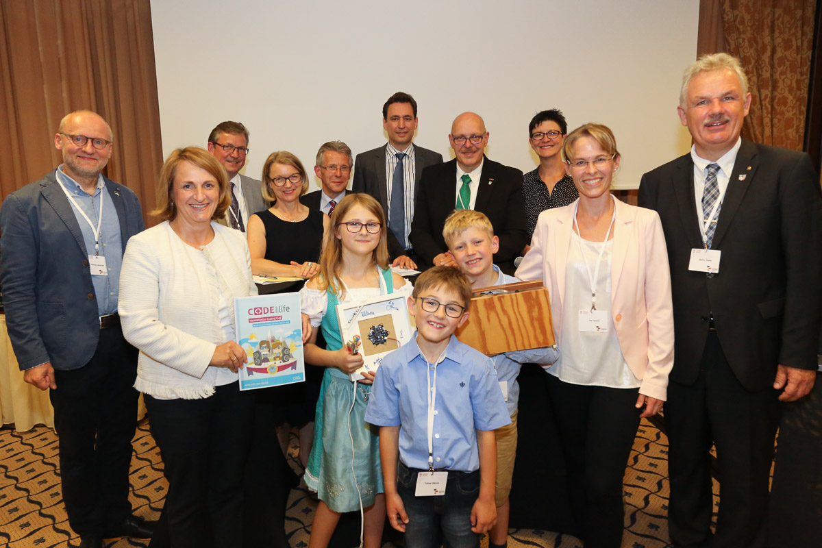 Schülerinnen und Schüler der Grundschule Sürster Weg der Stadt Rheinbach, hier mit Bürgermeister Stefan Raetz und Schulleiterin Ute Jansen (rechts im Bild) auf dem Deutschen Kommunalkongress am 19.6.17 in Berlin – Foto: Bernhard Link Schülerinnen und Schüler der Grundschule Sürster Weg der Stadt Rheinbach, hier mit Bürgermeister Stefan Raetz und Schulleiterin Ute Jansen (rechts im Bild) auf dem Deutschen Kommunalkongress am 19.6.17 in Berlin – Foto: Bernhard Link