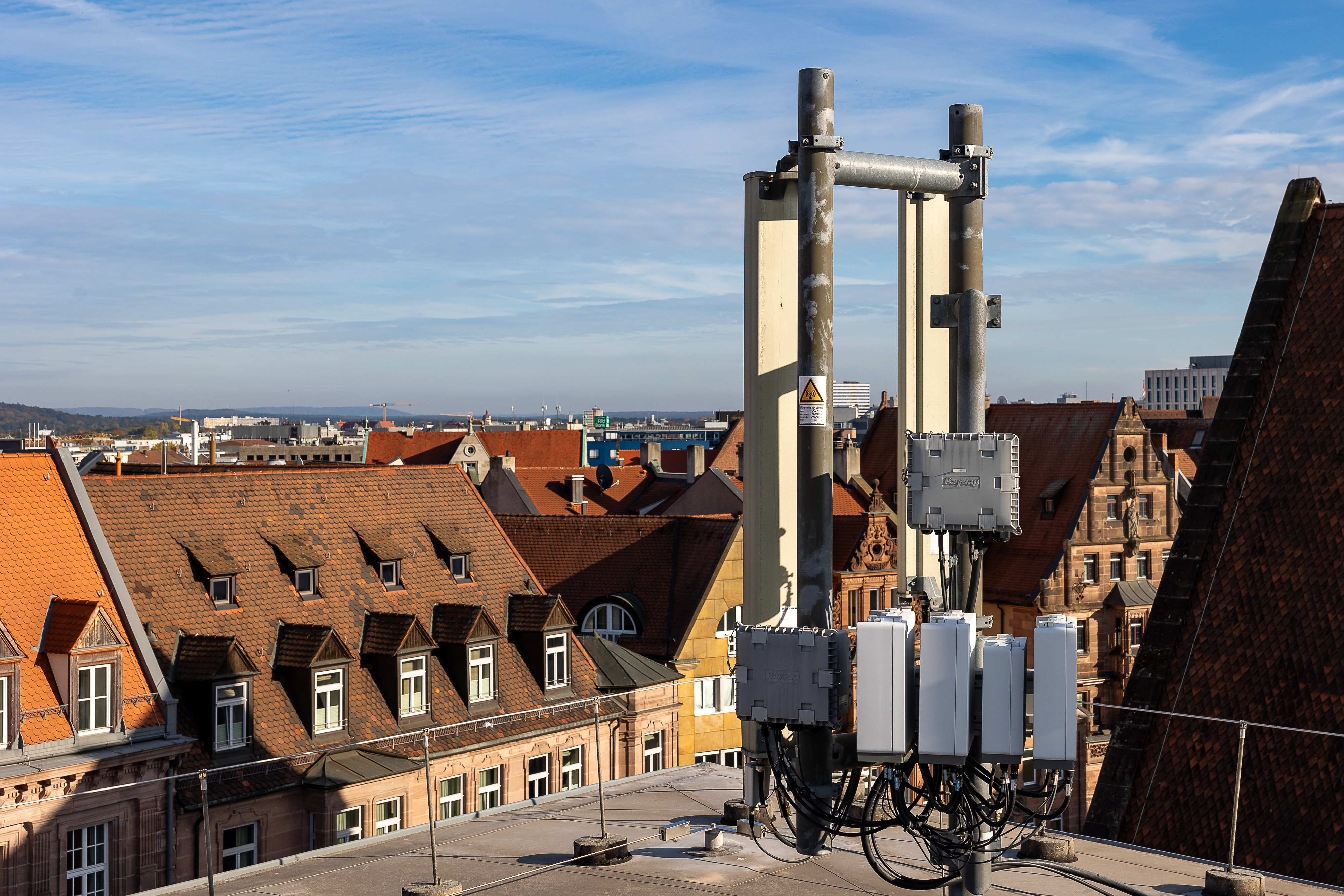 Mobilfunk, 21.10.2024 Mobilfunkantenne auf einem Hausdach in einer historischen Altstadt.