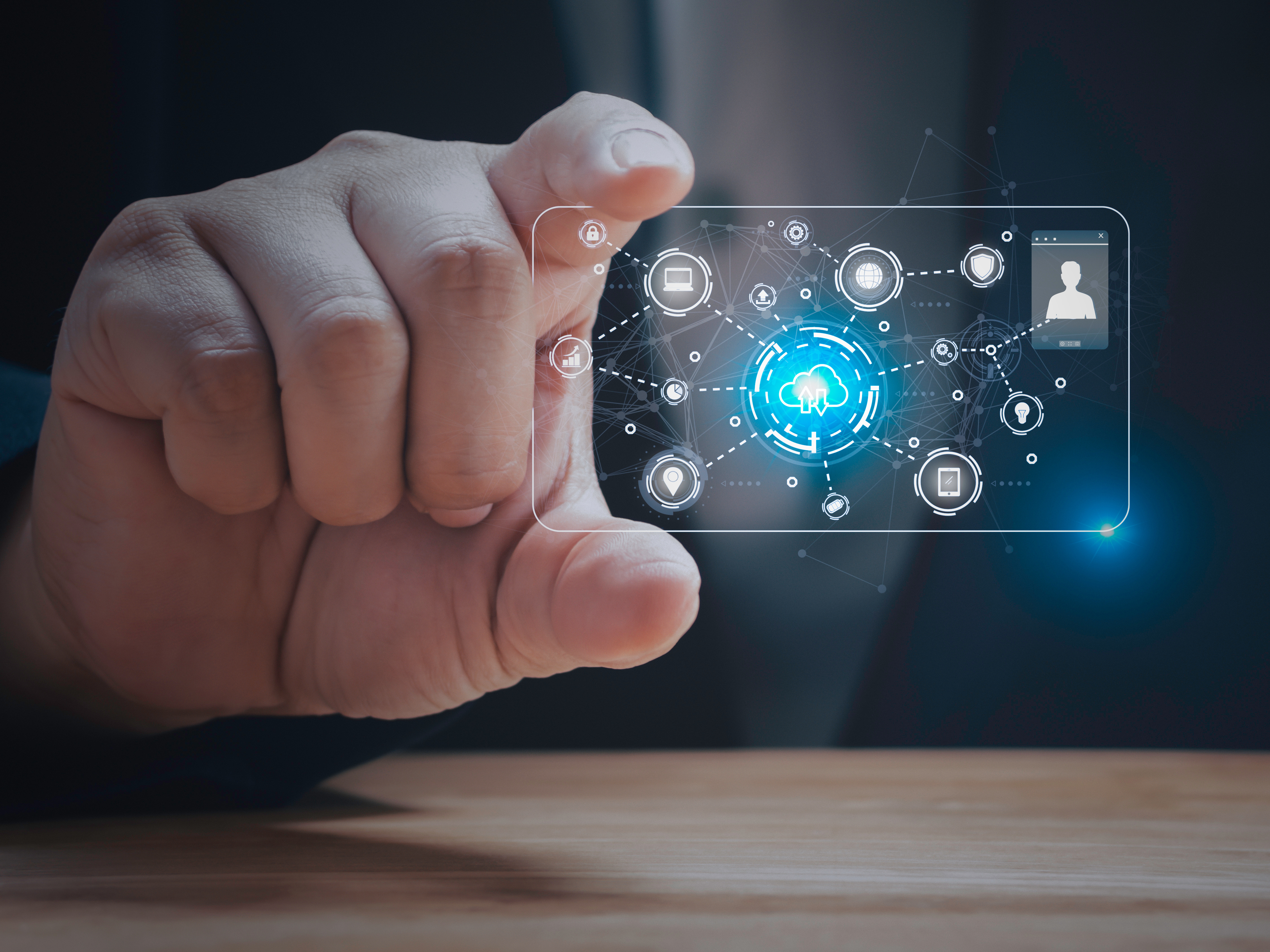 Hand des Geschäftsmannes hält digitalen Personalausweis.