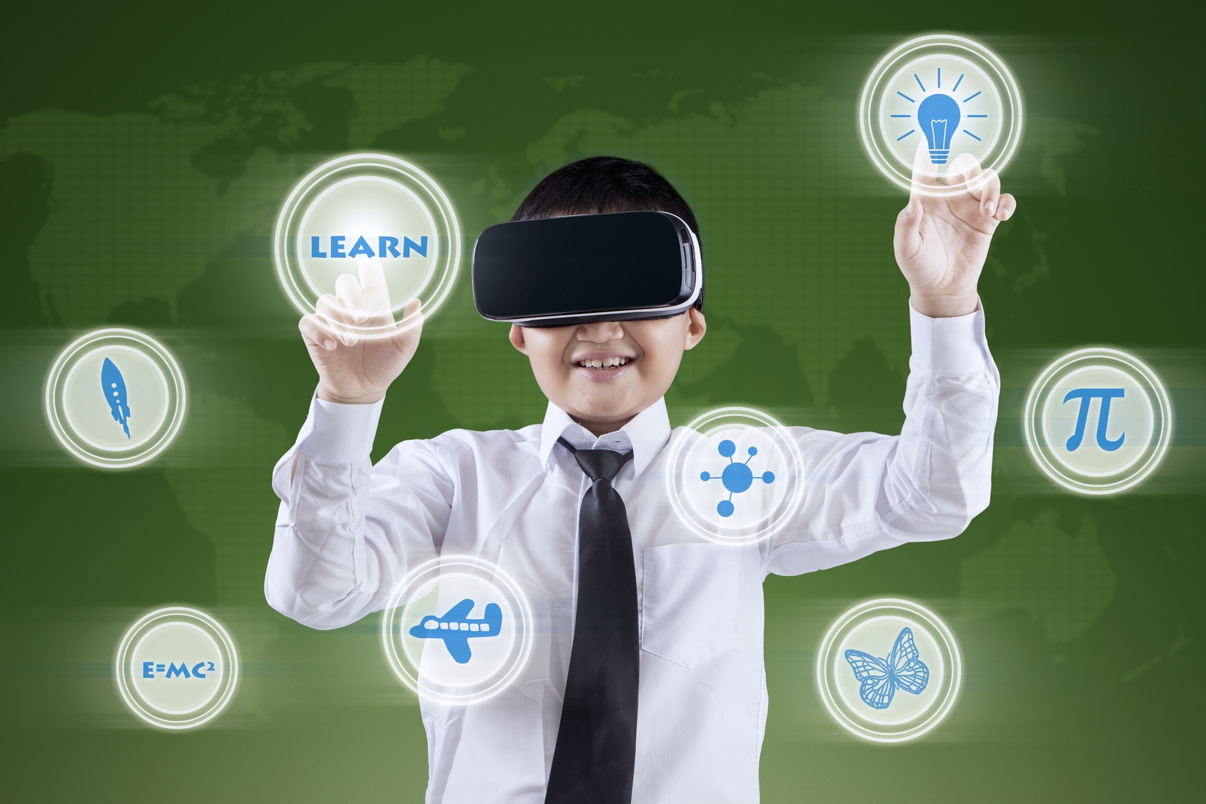 Junde nutzt eine VR Brille und einen zuküntftigen Bildschirm.