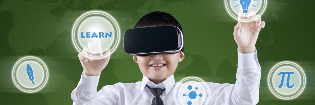 Boy uses VR headset and futuristic screen Junde nutzt eine VR Brille und einen zuküntftigen Bildschirm.