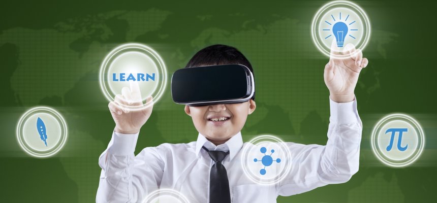 Junde nutzt eine VR Brille und einen zuküntftigen Bildschirm.