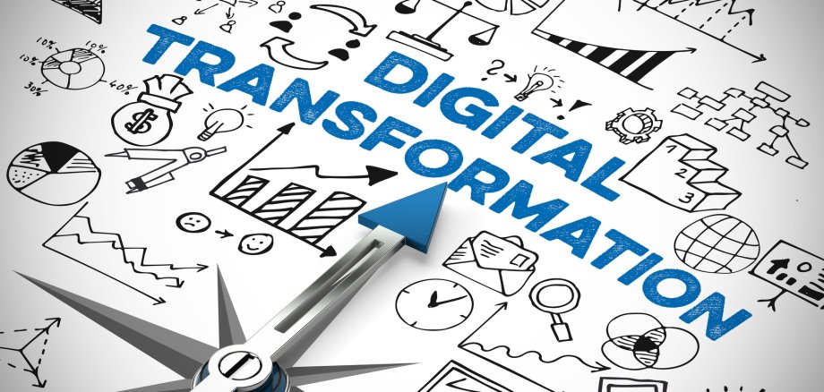 Digital Business Transformation als Konzept auf einem Kompass mit vielen Symbolen