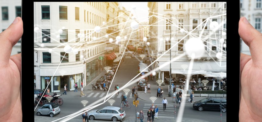 Ein Ipad macht ein Foto von einer Städtlichen Straße