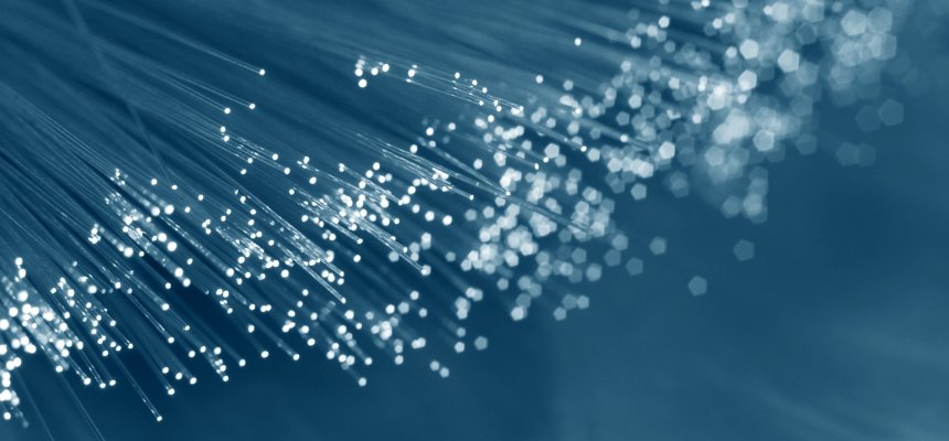 Glasfaserleitung mit Blauen Lichtern am Ende