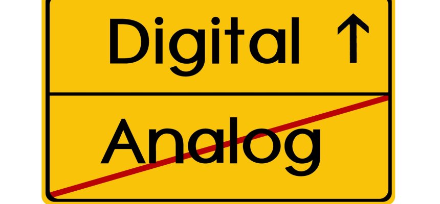 Ortsschild Abbildung mit der Aufschrifft Digital, darunter steht in durchgestrichen Analog