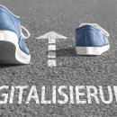 Der Weg ins Zeitalter der Digitalisierung Shuhe laufen über eine Straße, darunter steht Digitalisierung