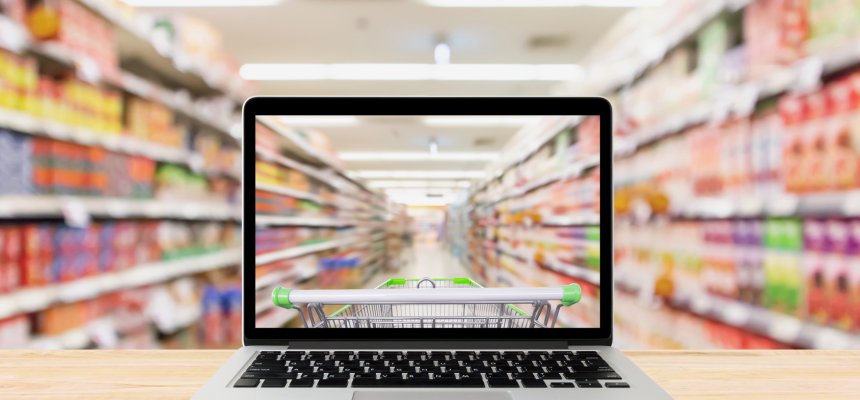 Laptop Auf holz tisch im Hintergrund ein Online shopping konzept