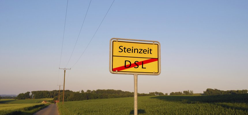 Abgehängt Straßenschild mit der Aufschrift: Steinzeit. Darunter steht in durchgestrichen DSL