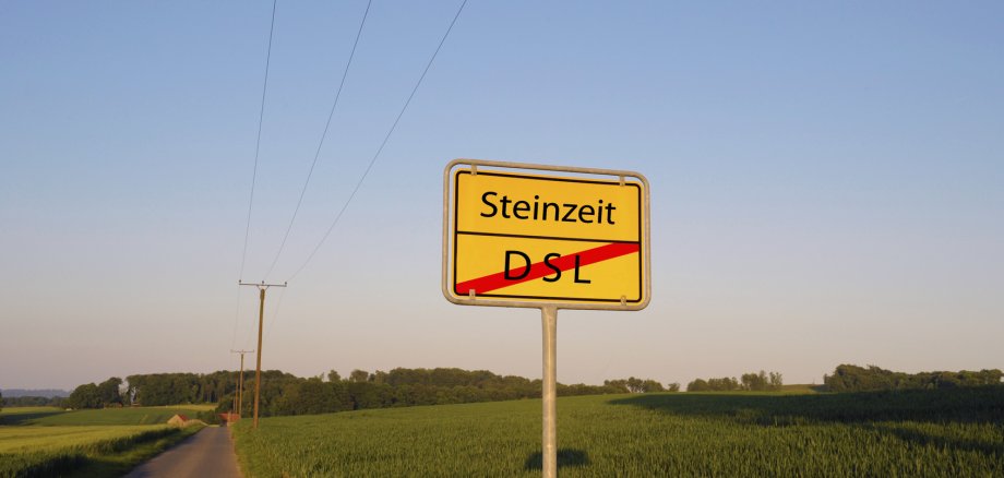 Straßenschild mit der Aufschrift: Steinzeit. Darunter steht in durchgestrichen DSL