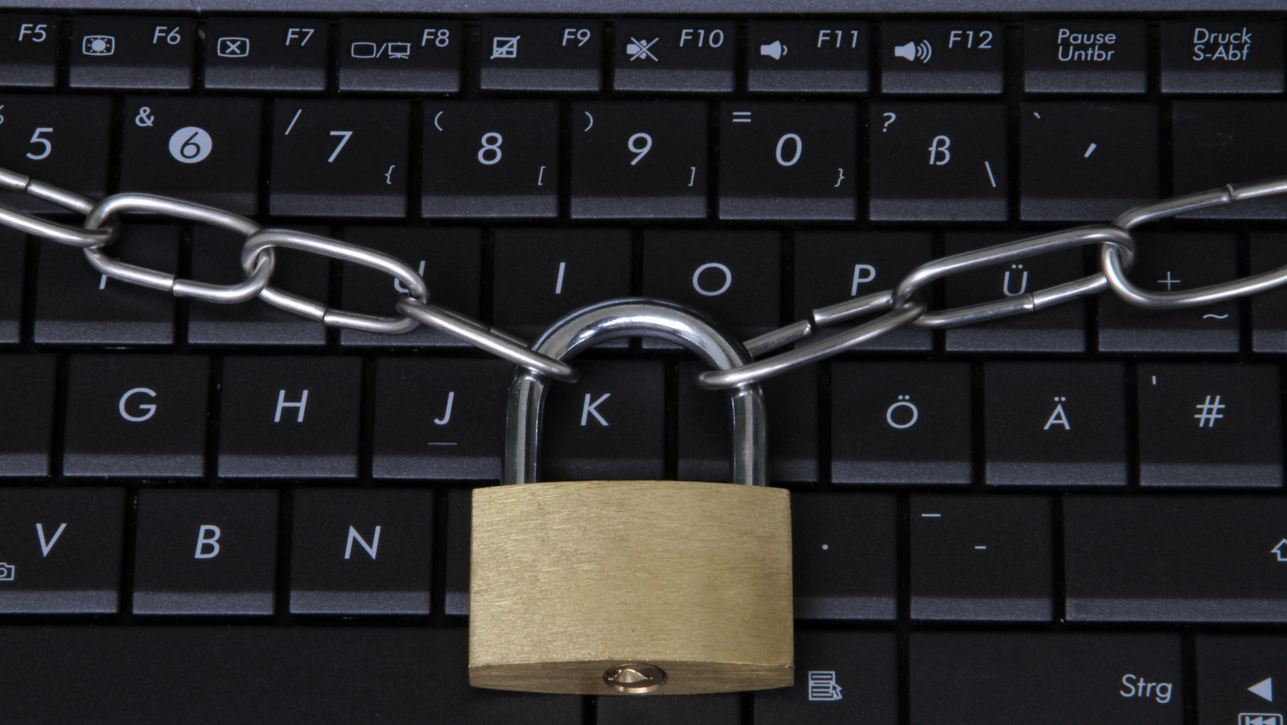Schloss und kette vor CXomputer Tastatur
