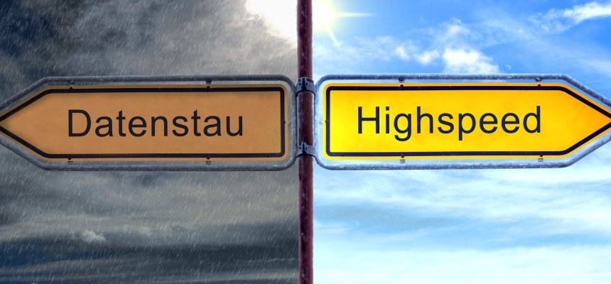 Zwei Straßenschilder: eins mit der Aufschrifft Datenstau und eins Mit der aufschrifft Hihgspeed. Im Hintergrundist der Himmel.
