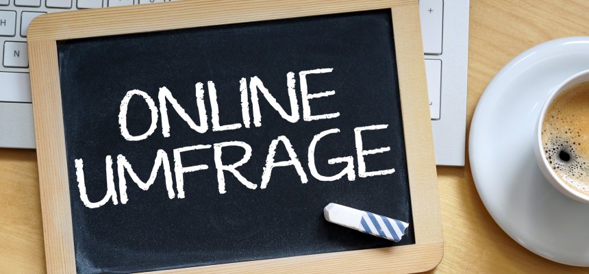 Tafel mit der Aufschrifft: Online Umfrage