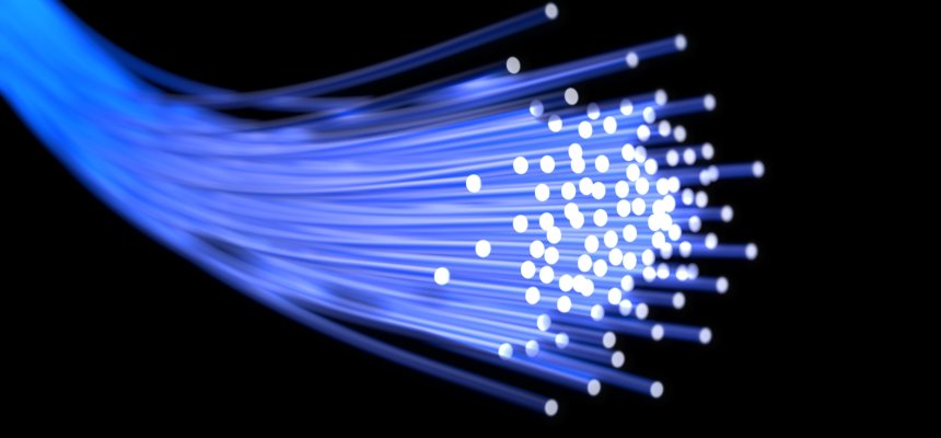 Blaue Glasfaserleitung