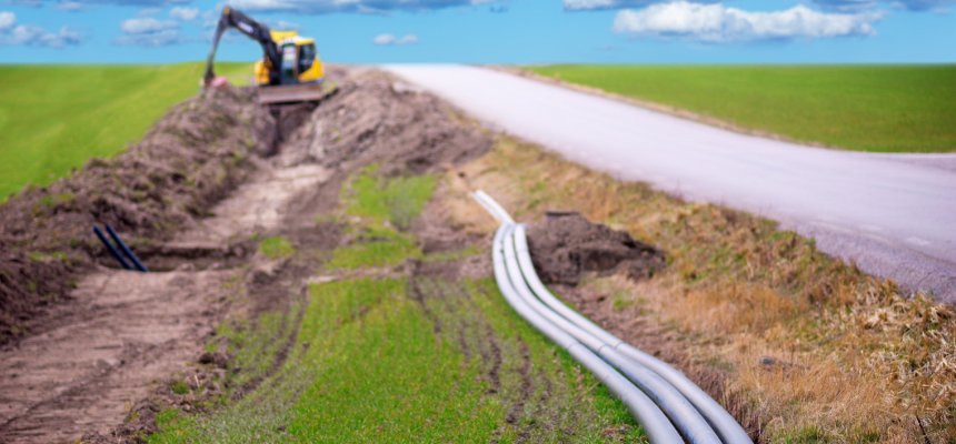 Erdbagger zum Ausheben von Kabeln für Breitbandverbindungen in ländlichen Gebieten