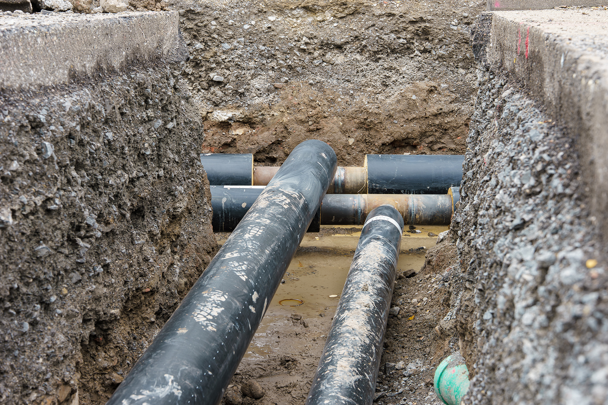 Baustelle mit Leitungsgraben für eine neue Fernwärmeleitung Baustelle mit Leitungsgraben für eine neue Fernwärmeleitung