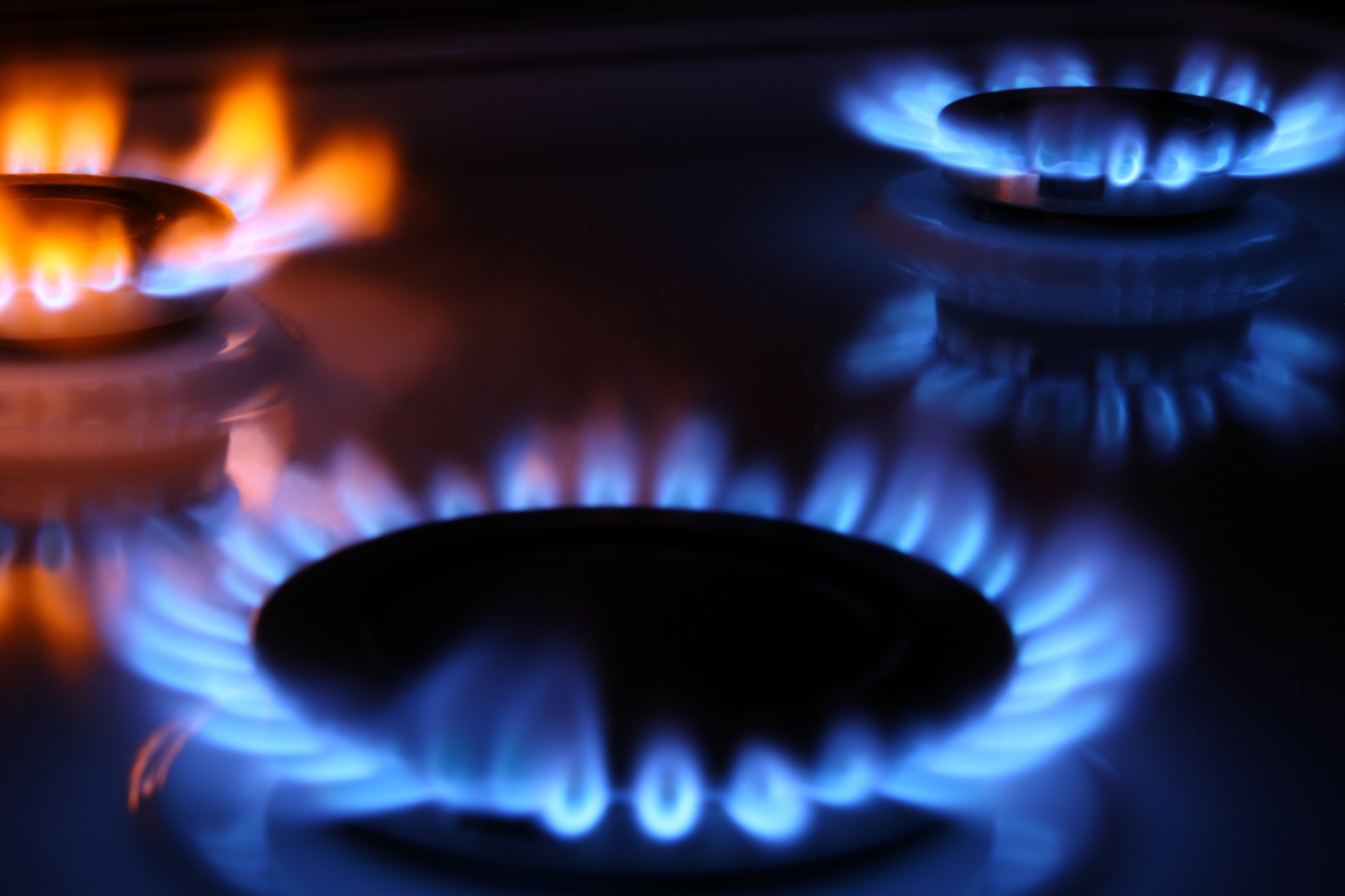Farbige Gasflammen eines Herdes Farbige Gasflammen eines Herdes