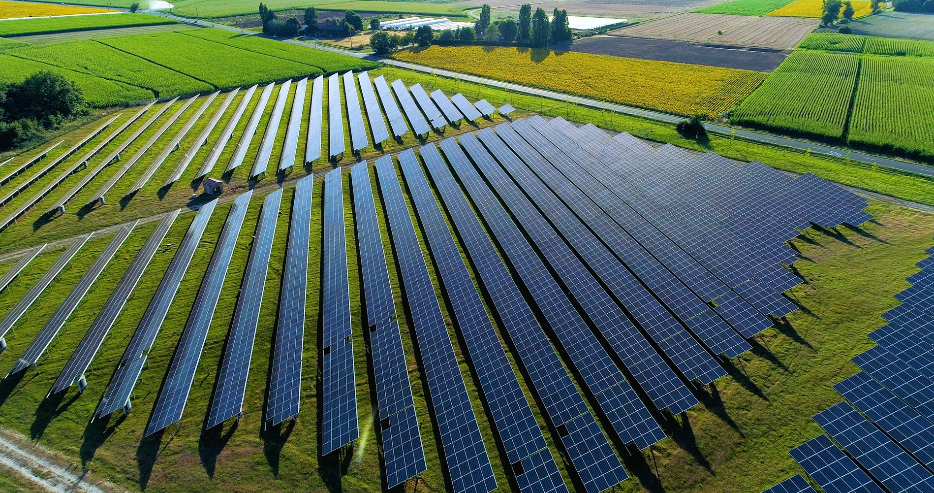 Luftaufnahme von Solarpanelfeldern in einem Solarpark Luftaufnahme von Solarpanelfeldern in einem Solarpark