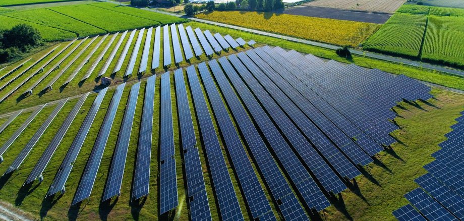 Luftaufnahme von Solarpanelfeldern in einem Solarpark