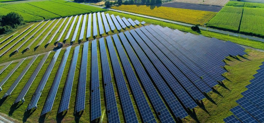 Luftaufnahme von Solarpanelfeldern in einem Solarpark