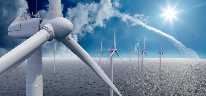 Windkraftanlagen im Meer im Hintergrund Sonne und Wolken