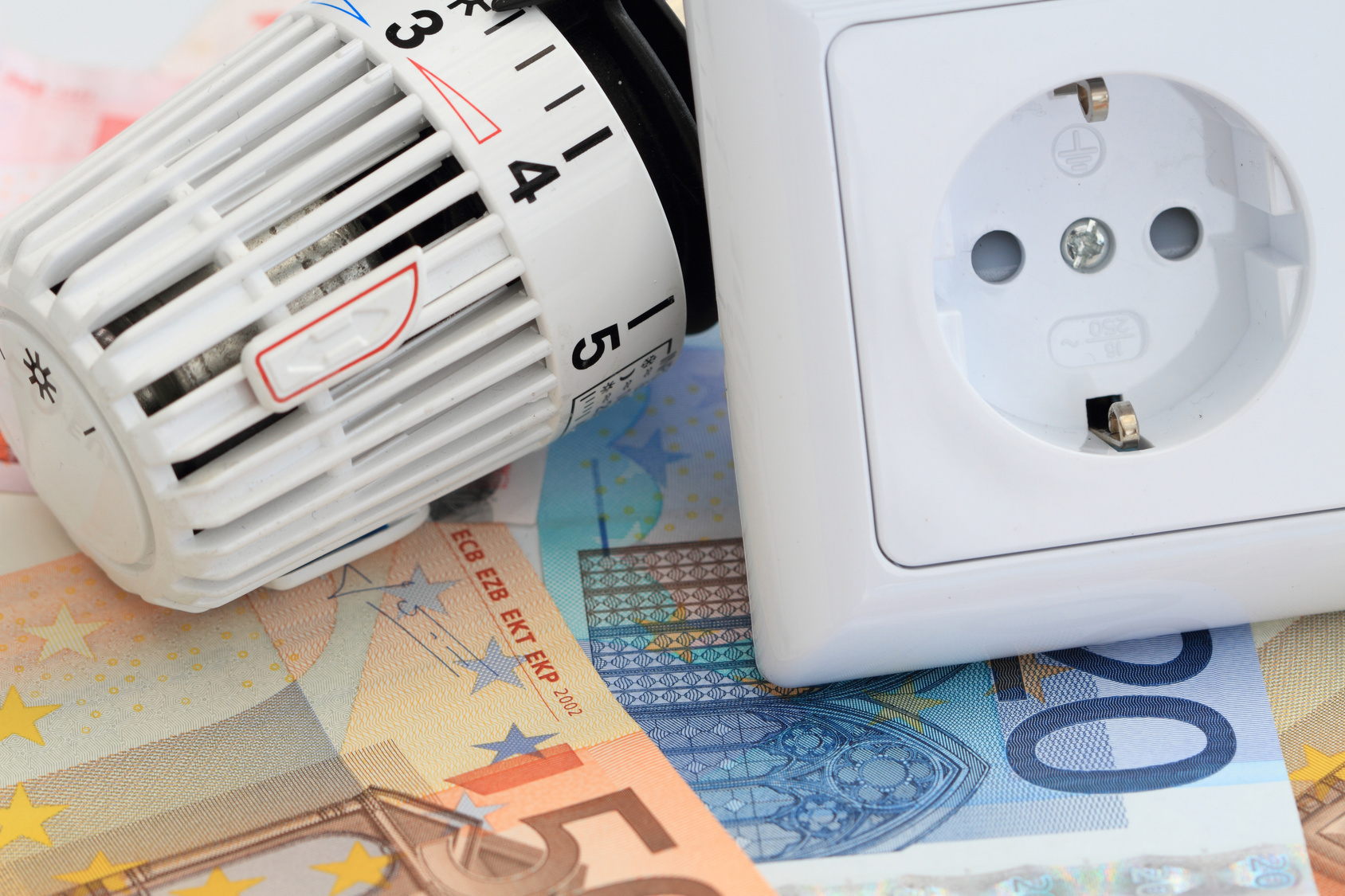 Energiekosten Heizung und Steckdose auf Geld