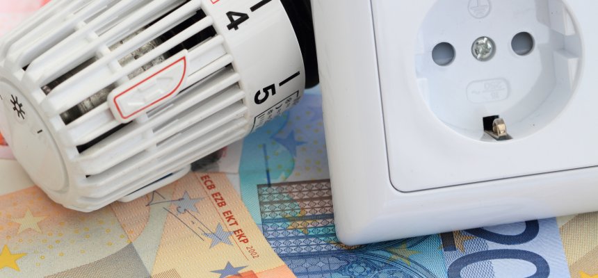 Heizung und Steckdose auf Geld