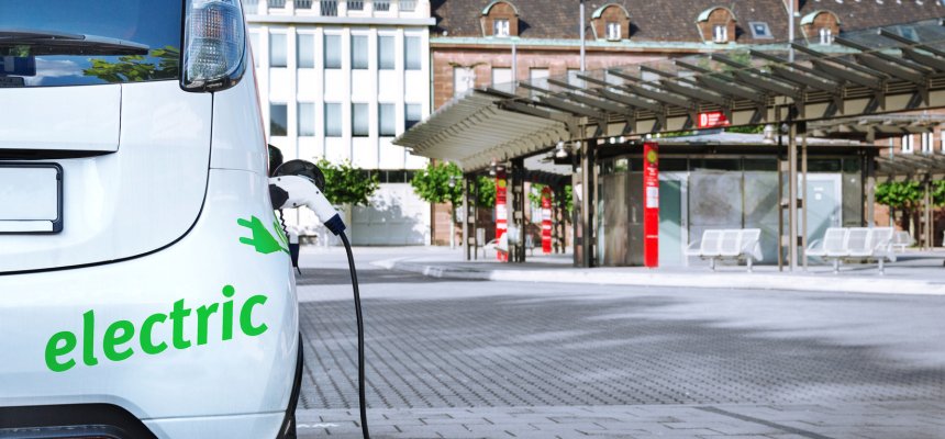 Carsharing Elektroauto an Ladestation mit ÖPNV Bushaltestelle