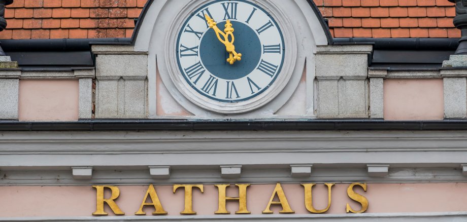 Uhr am Rathaus, Symbol für leere Kassen bei den Gemeinden und Kommunen. 5vor12 fürs Gemeindebudget