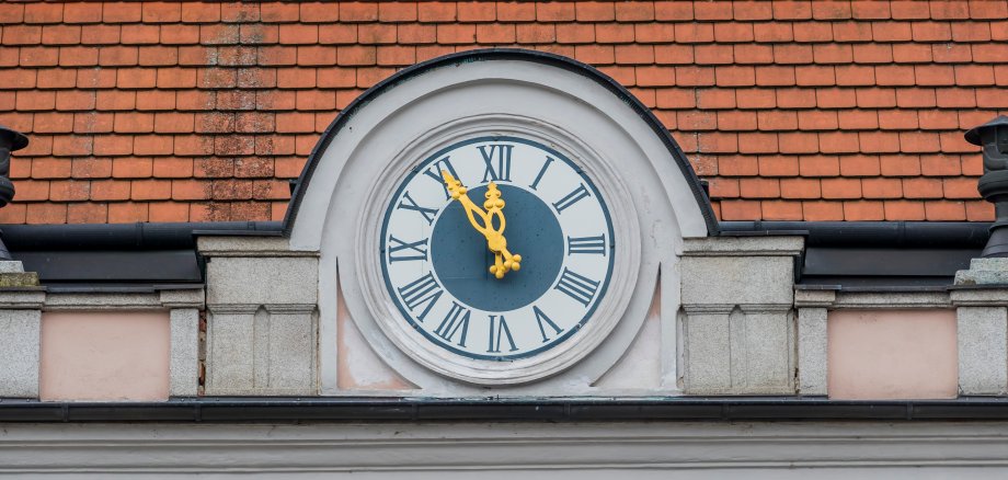 Uhr am Rathaus, Symbol für leere Kassen bei den Gemeinden und Kommunen. 5vor12 fürs Gemeindebudget