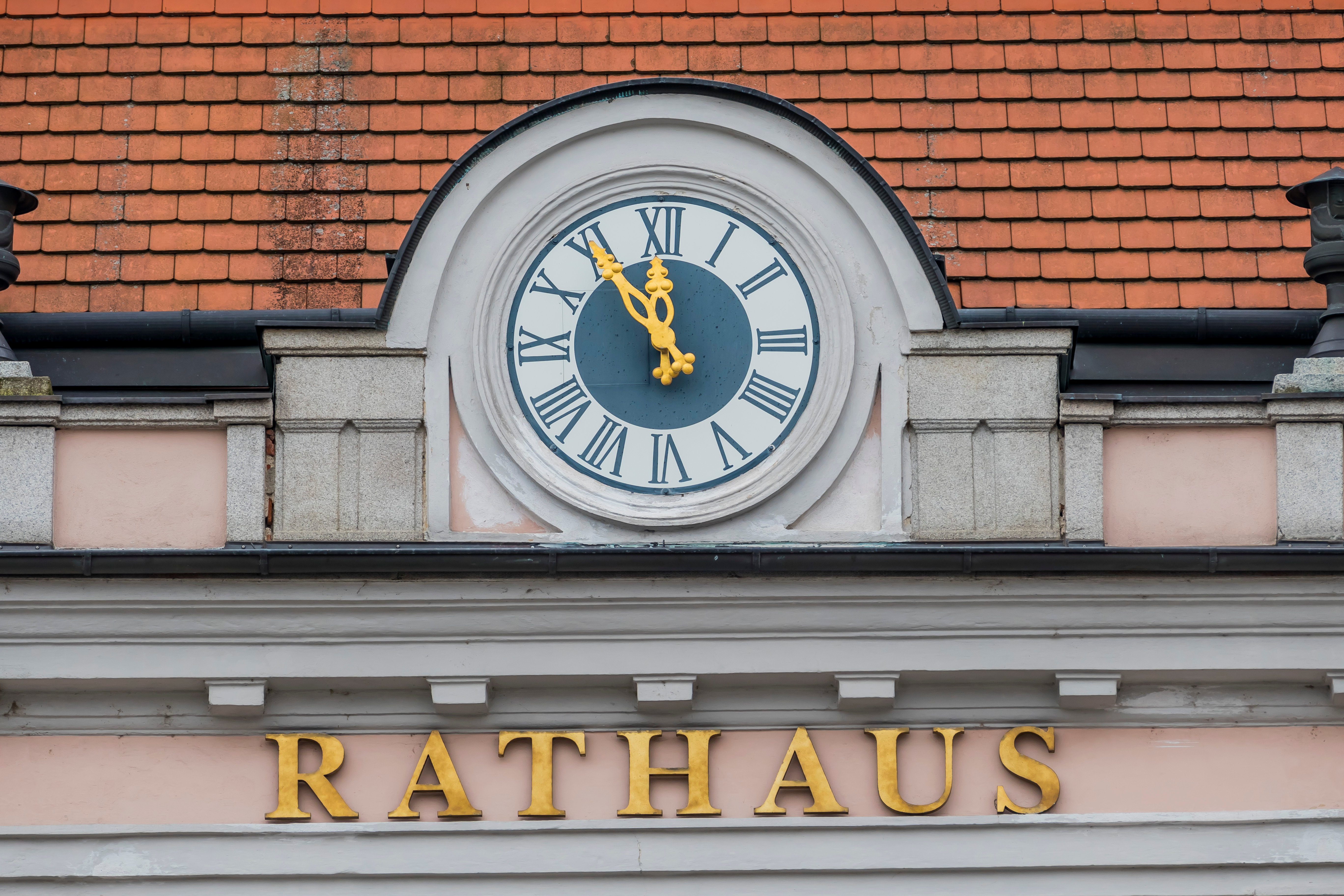 Uhr am Rathaus Uhr am Rathaus, Symbol für leere Kassen bei den Gemeinden und Kommunen. 5vor12 fürs Gemeindebudget