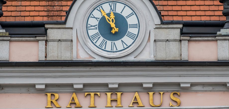 Uhr am Rathaus Uhr am Rathaus, Symbol für leere Kassen bei den Gemeinden und Kommunen. 5vor12 fürs Gemeindebudget