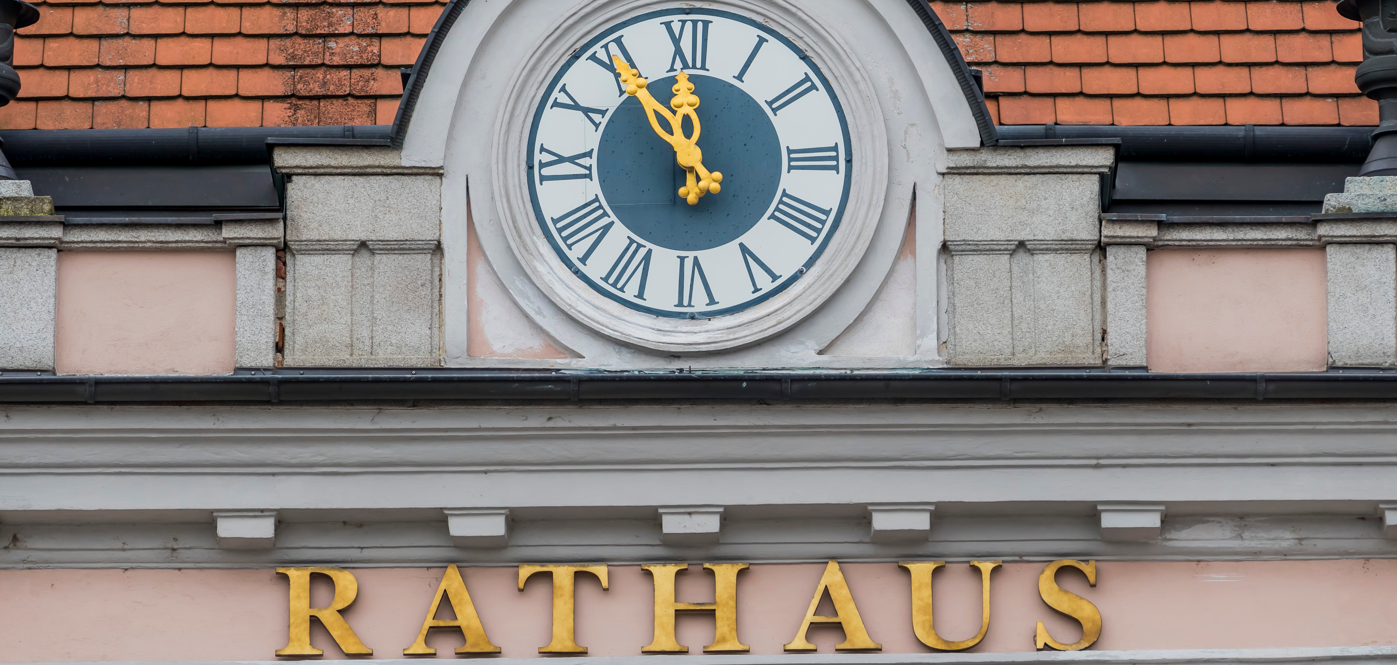 Uhr am Rathaus, Symbol für leere Kassen bei den Gemeinden und Kommunen. 5vor12 fürs Gemeindebudget