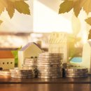 Collage Geld und Häuser Bildcollage aus Geldmünzen und Modellhäusern