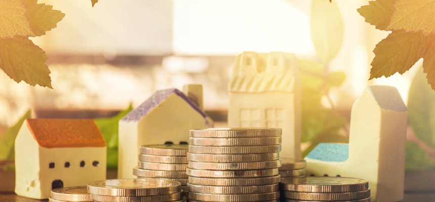 Bildcollage aus Geldmünzen und Modellhäusern